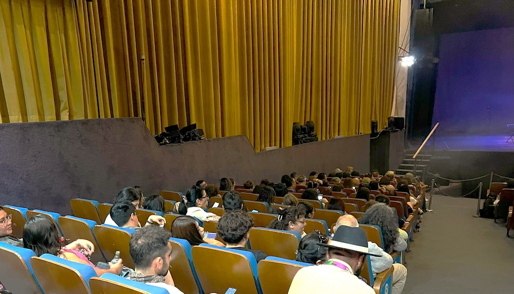 Antofa a mil llevó  al teatro a vecinos de Sierra Gorda