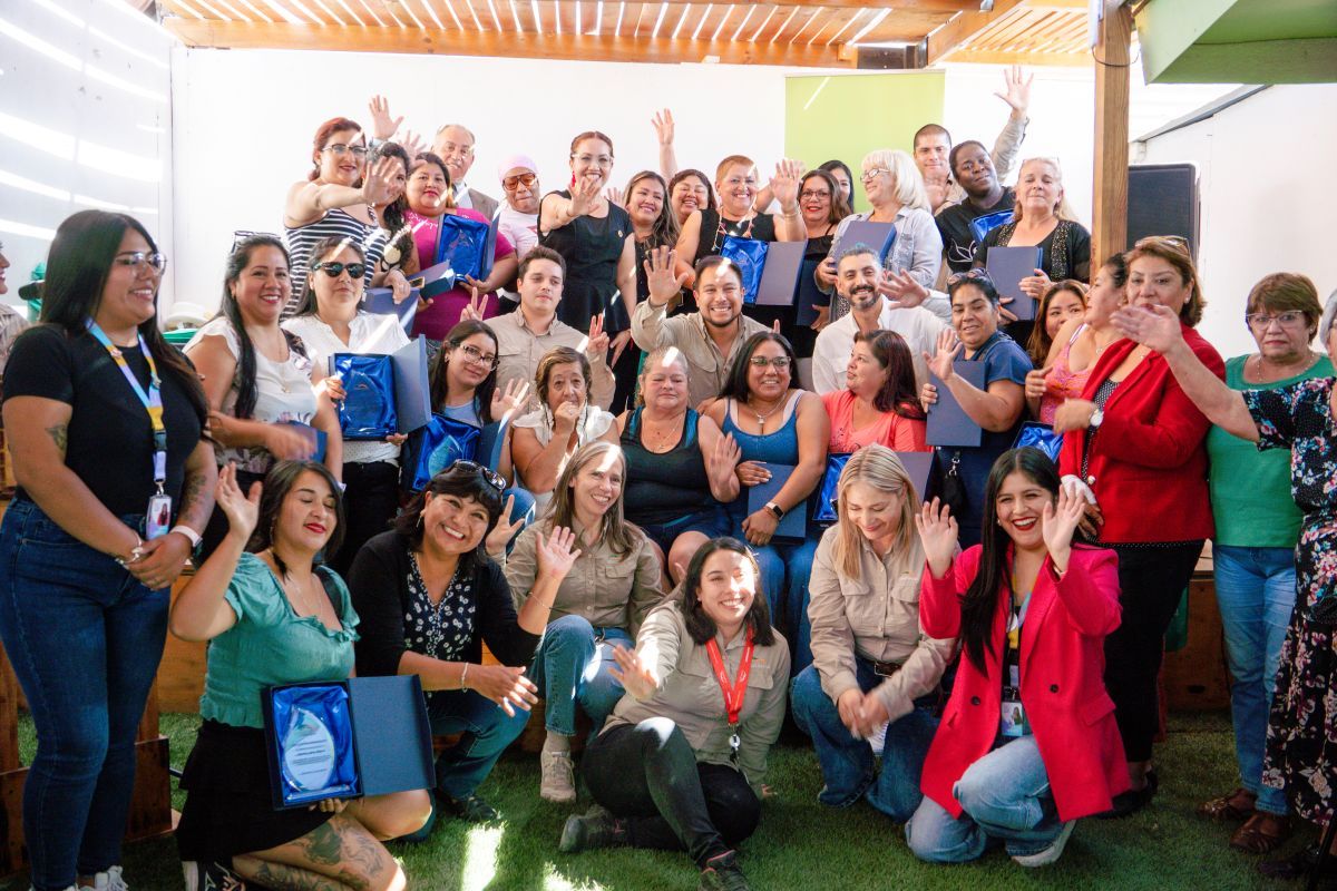 Compañía Minera Lomas Bayas reconoce a 25 mujeres con “Sello Mujer Emprendedora” en Baquedano