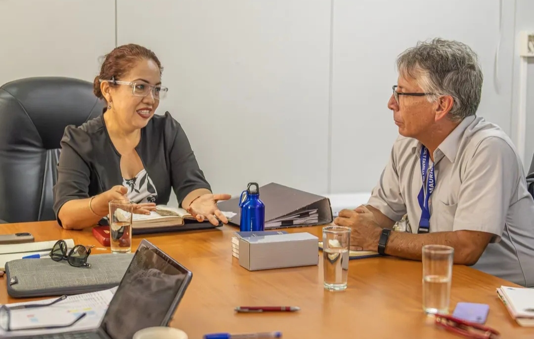 Alcaldesa Adriana Rivera recibe visita protocolar de seremi de Desarrollo Social.