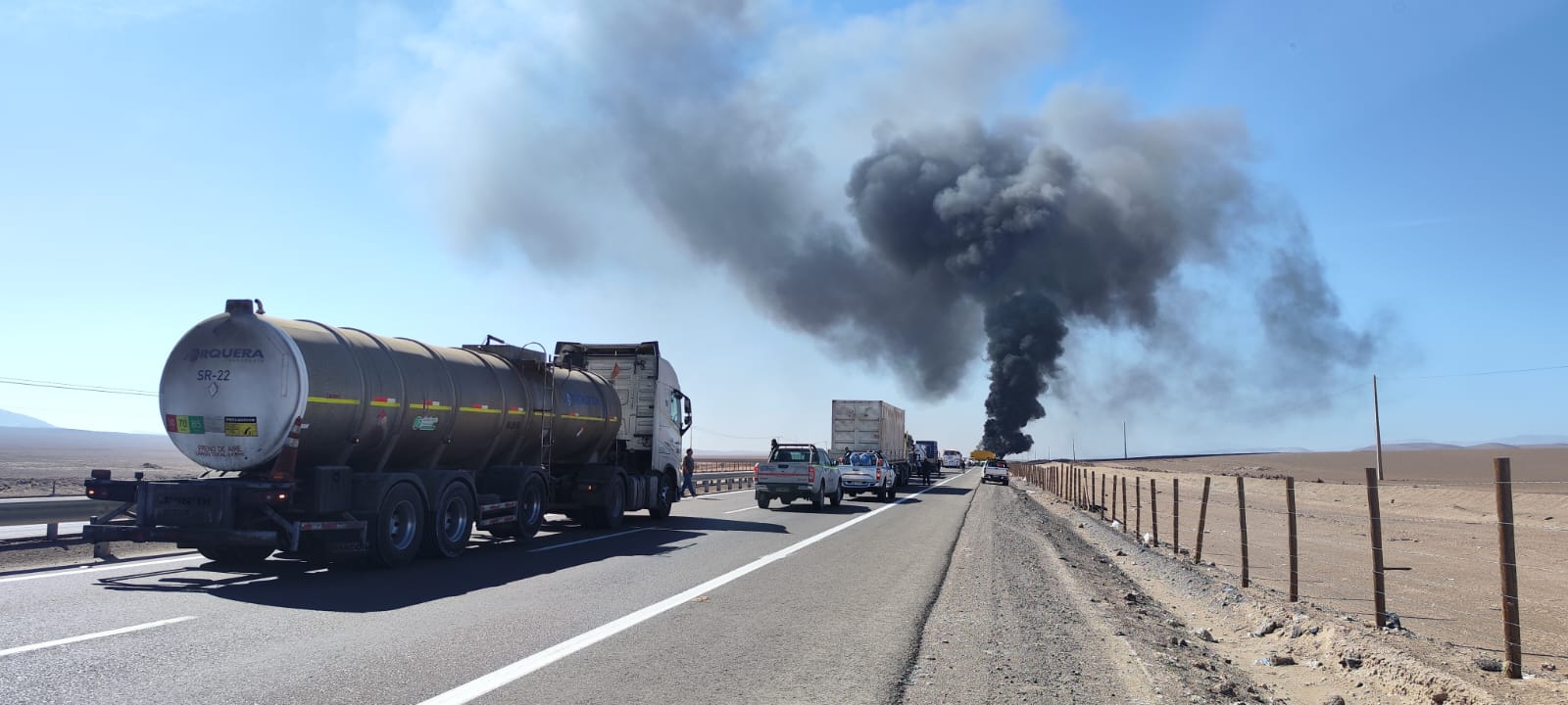 Incendio de carga sobredimensionada en carretera cerca de Baquedano